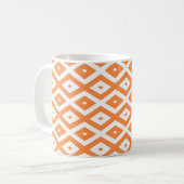 Orangefarbenes und weißes Diamantmuster Kaffeetasse (Vorderseite Links)
