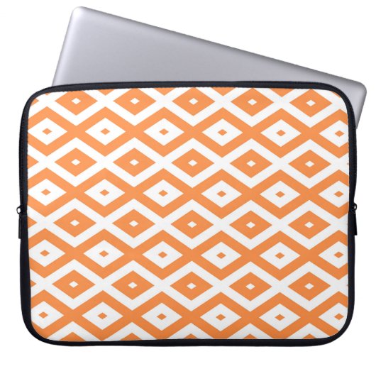 Orangefarbenes und weißes Diamantmuster Laptopschutzhülle (Vorderseite)