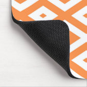 Orangefarbenes und weißes Diamantmuster Mousepad (Ecke)