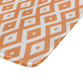 Orangefarbenes und weißes Diamantmuster Schneidebrett (Ecke)
