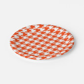 Orangefarbenes und weißes Hahnentrittmuster Karo Pappteller (Schrägansicht)