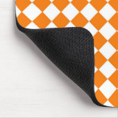 Orangefarbenes weißes Schachbrett Diamantmuster Mousepad (Ecke)