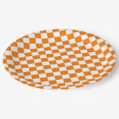 Orangefarbenes weißes Schachbrett Diamantmuster Pappteller (Schrägansicht)