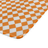 Orangefarbenes weißes Schachbrett Diamantmuster Schneidebrett (Ecke)