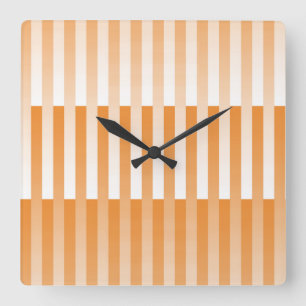 Orangefarbenes weißes Streifenmuster Quadratische Wanduhr