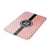 Orangefarbenes Zickzack Muster Monogram Bold moder Badematte (Schrägansicht)
