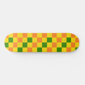 Orangegelbe grün karierte Musterdesign Skateboard (Horizontal)