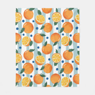 Orangen auf gestreiftem Hintergrund, Sommermuster. Fleecedecke