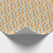 Orangen auf gestreiftem Hintergrund, Sommermuster. Geschenkpapier (Ecke)