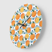 Orangen auf gestreiftem Hintergrund, Sommermuster. Große Wanduhr (Winkel)