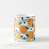 Orangen auf gestreiftem Hintergrund, Sommermuster. Kaffeetasse (Mittel)