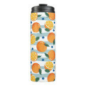 Orangen auf gestreiftem Hintergrund, Sommermuster. Thermosbecher (Vorderseite)