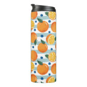 Orangen auf gestreiftem Hintergrund, Sommermuster. Thermosbecher (Nach rechts gedreht)
