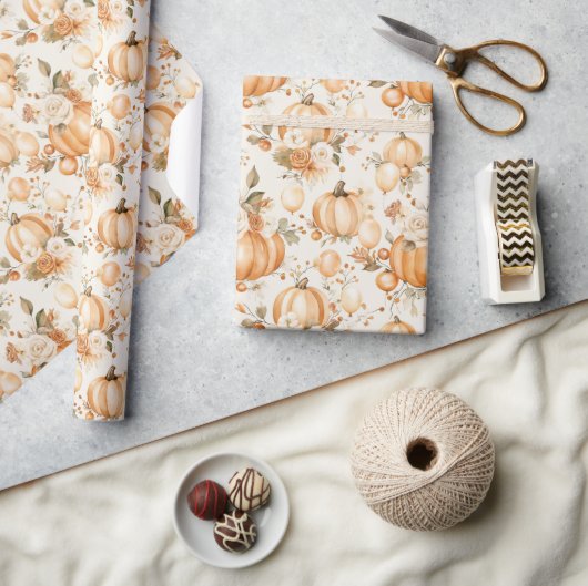 Orangencreme-Kürbisse Blumen Geschenkpapier (Kunsthandwerk)