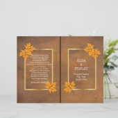 Orangene Ahornblätter auf braunem Hochzeitsprogram (Stehend Vorderseite)