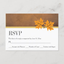 Orangene Ahornblätter auf braunem Papier RSVP Hoch