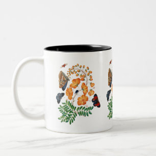Orangene Blumen und Schmetterlinge Zweifarbige Tasse