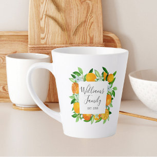 Orangene Früchte und Blumen Sommerliche Blumengest Milchtasse