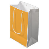 Orangene Geschenktasche Mittelgroße Papiertasche M Mittlere Geschenktüte (Vorderseite Schrägansicht)