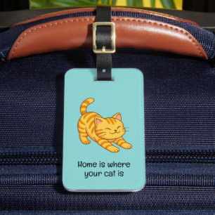 Orangene getigerte Katze mit grünem individuellem  Gepäckanhänger