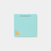 Orangene getigerte Katze mit grünem individuellem Post-it Klebezettel (Vorderseite)
