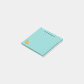 Orangene getigerte Katze mit grünem individuellem Post-it Klebezettel (angewinkelt)