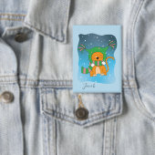 Orangene Katze im Schnee Blaues Kind Winter Button (Insitu)