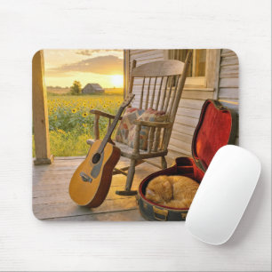Orangene Katze schläft in einem Gitarrenkoffer Mousepad