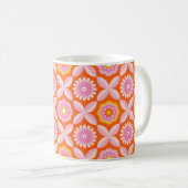 Orangene Retro-Blume Kaffeetasse (VorderseiteRechts)
