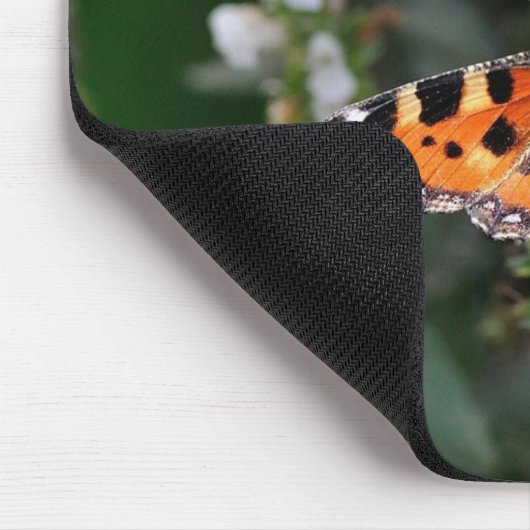 Orangene Schmetterlinge und weiße Blüten Mousepad (Ecke)