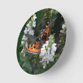 Orangene Schmetterlinge und weiße Blüten Runde Wanduhr (Winkel)