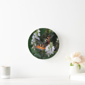 Orangene Schmetterlinge und weiße Blüten Runde Wanduhr (Zuhause)