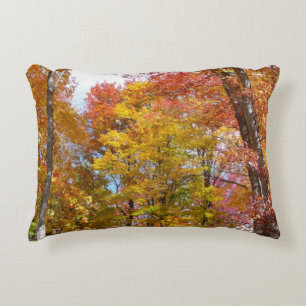 Orangene und gelbe Herbstbäume Herbstfotografie Dekokissen