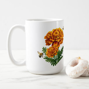 Orangene und rote Ringelblumen mit Honigbienen Kaffeetasse
