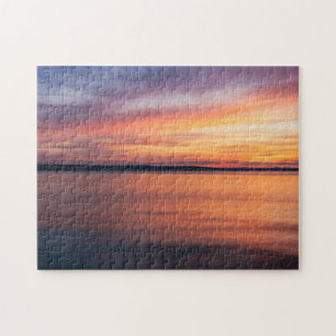 Orangene und violette Sonnenuntergangswolken über Puzzle
