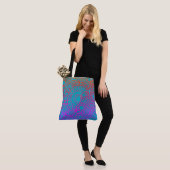 Orangene violette Blumen und blauer Hintergrund Tasche (Am Model)