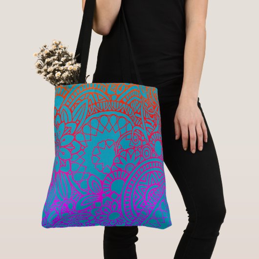 Orangene violette Blumen und blauer Hintergrund Tasche (Von Nahem)
