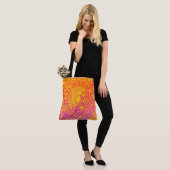Orangene violette Blumen und gelber Hintergrund-Ta Tasche (Am Model)