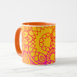 Orangene violette Blumen und gelber Hintergrund   Tasse