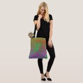 Orangene violette Blumen und hellgrüner Hintergrun Tasche (Am Model)