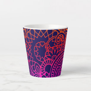 Orangene violette Blumen und marineblauer Hintergr Milchtasse