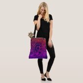 Orangene violette Blumen und marineblauer Hintergr Tasche (Am Model)
