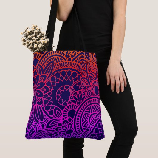 Orangene violette Blumen und marineblauer Hintergr Tasche (Von Nahem)
