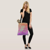Orangene violette Blumen und sanfter Salbeihinterg Tasche (Am Model)