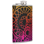 Orangene violette Blumen und schwarzer Hintergrund Flachmann (Rechts)