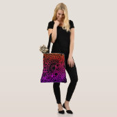 Orangene violette Blumen und schwarzer Hintergrund Tasche (Am Model)