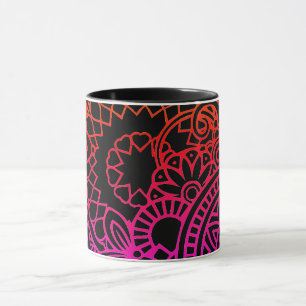 Orangene violette Blumen und schwarzer Hintergrund Tasse