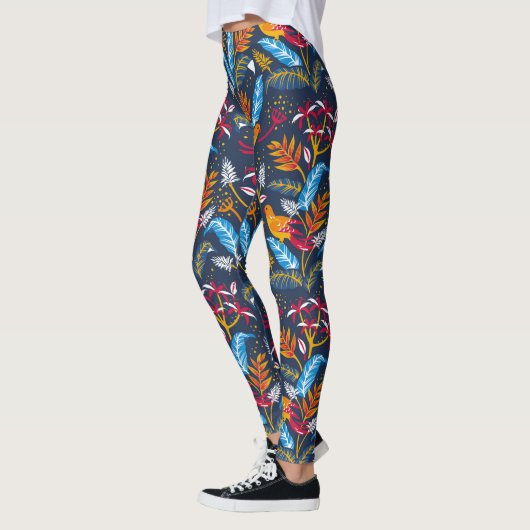 Orangene Vögel und botanische Fernen Whimsical Leggings (Links)