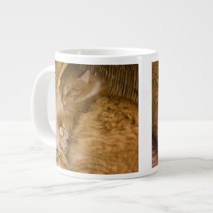 Orangener Tiger schläft in Wäschekorb Jumbo-Tasse