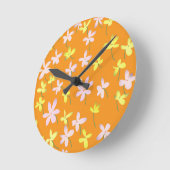 Orangengelb rosa Minimalistisch florales Botanisch Runde Wanduhr (Winkel)